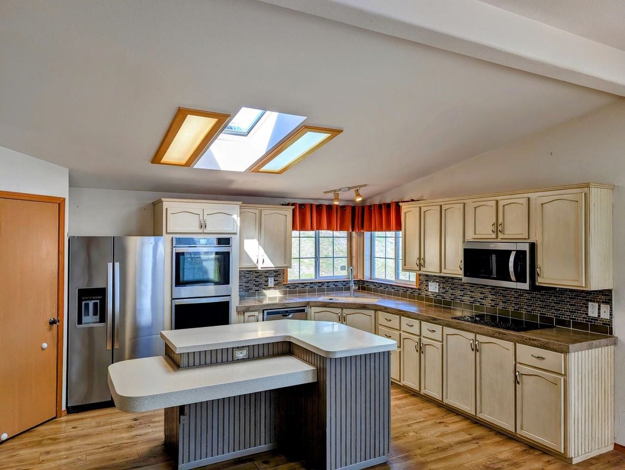 210 E Peters St - Photo 4 of 44