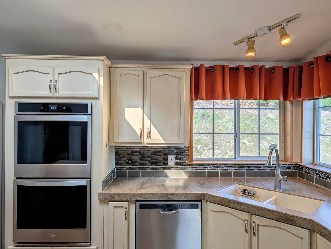 210 E Peters St - Photo 5 of 44