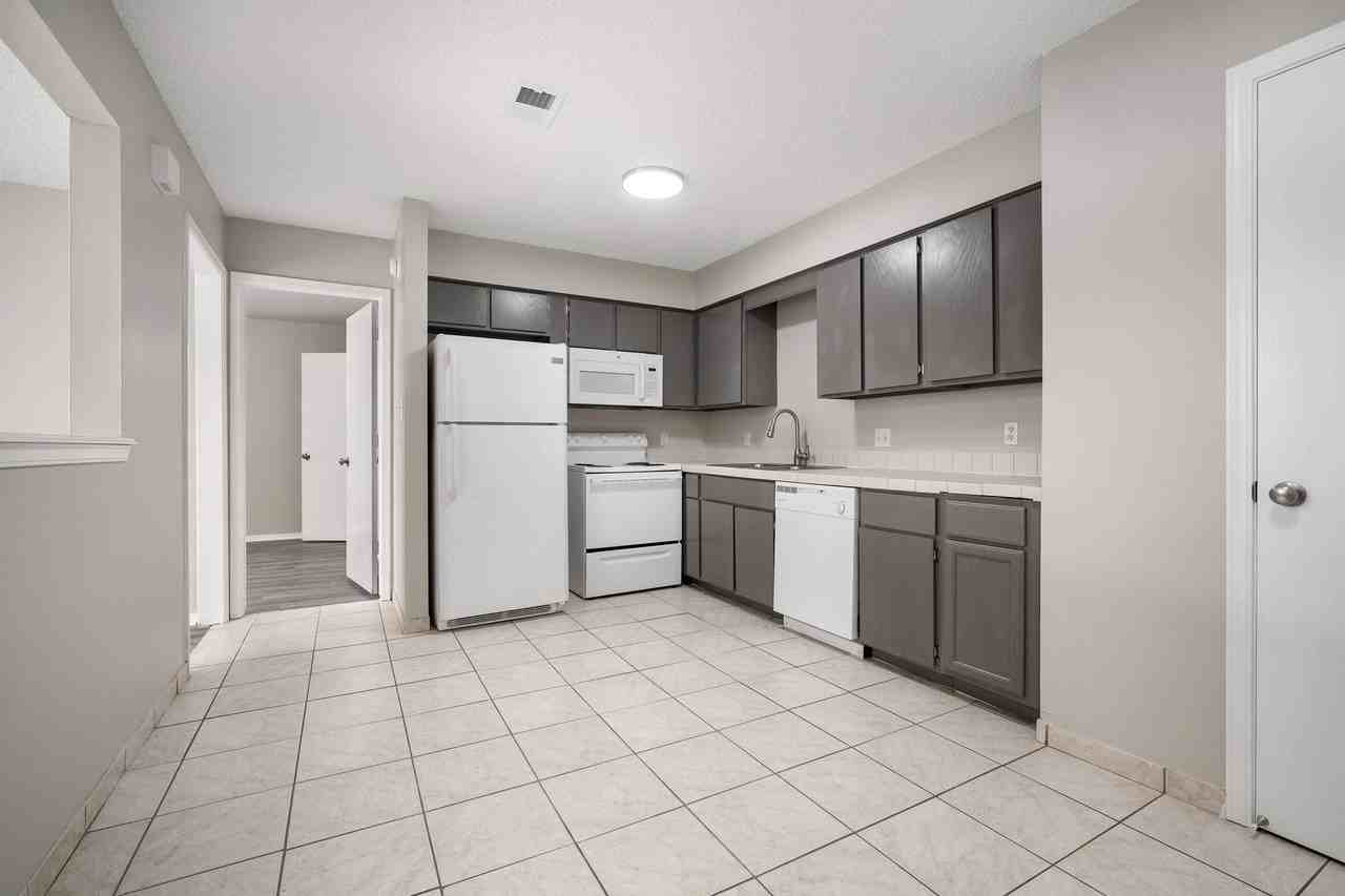 Harbortown Apartments - Photo 6 of 34