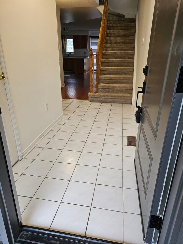 3100 Fifth Line West - Photo 2 of 20