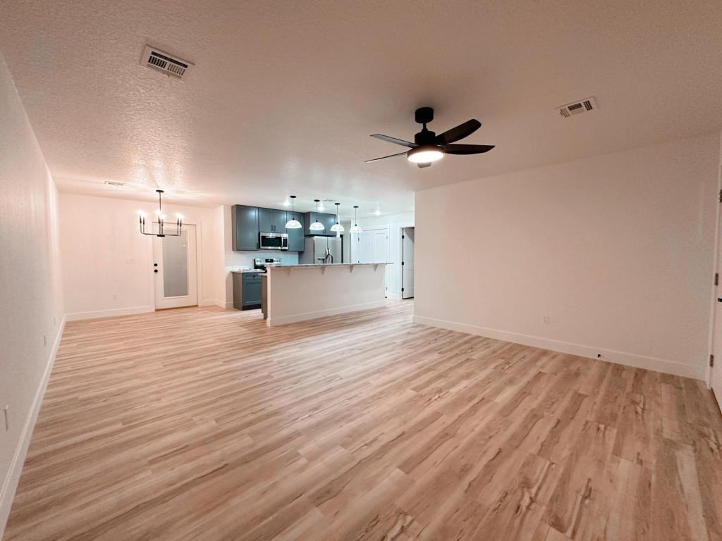 306 N Roney St - Photo 4 of 13