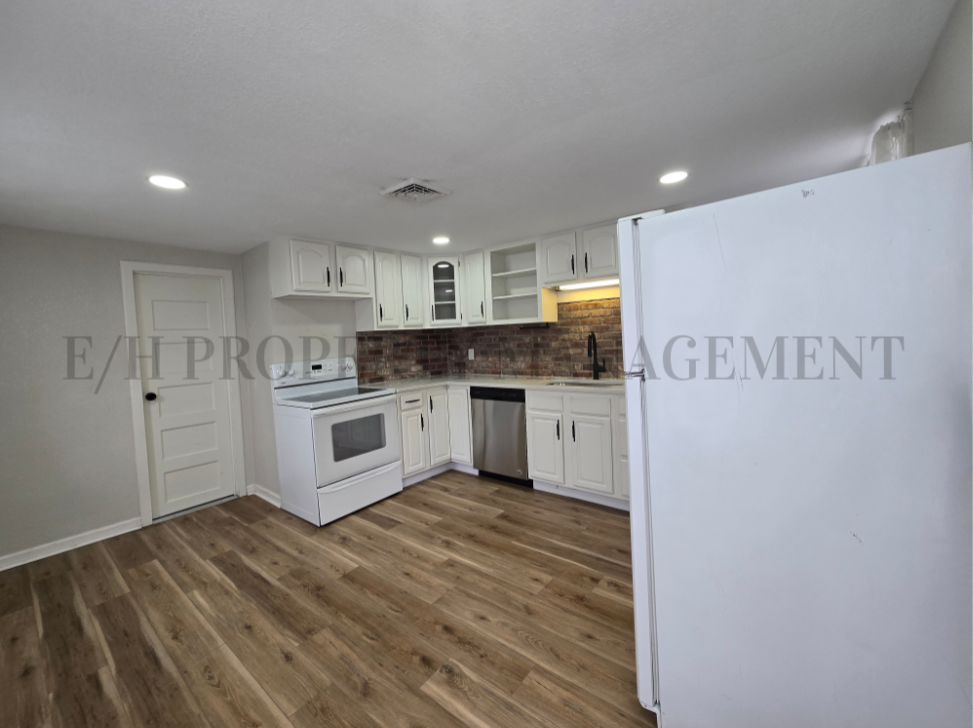 303 S Poplar St #B - Photo 4 of 20