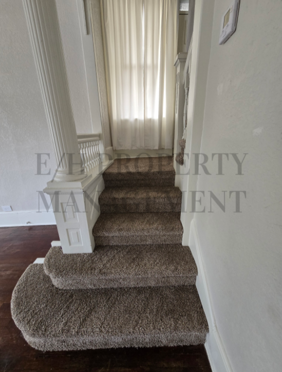 303 S Poplar St #B - Photo 3 of 20