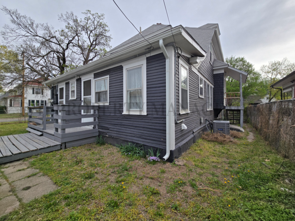 303 S Poplar St #B - Photo 6 of 31