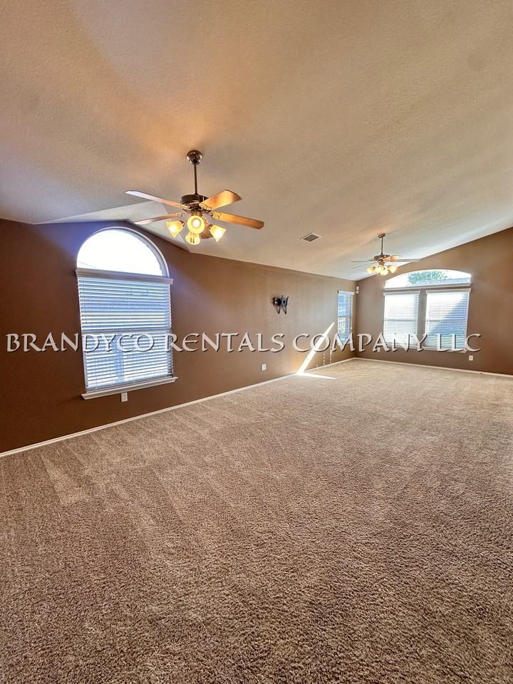 6708 Rosita Oak Dr - Photo 3 of 20