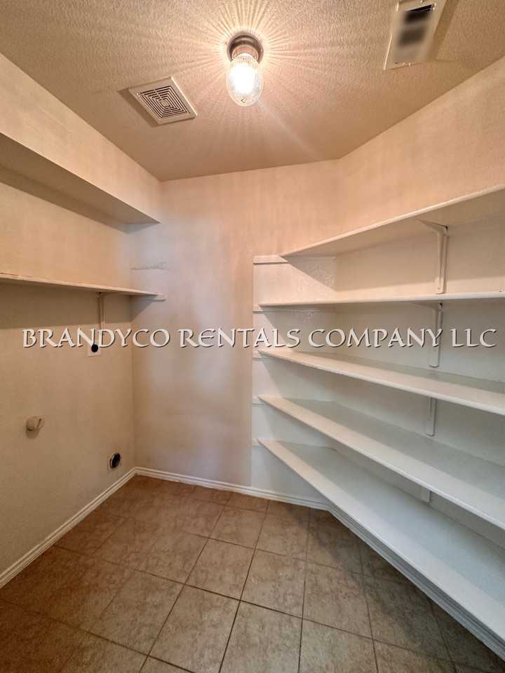 6708 Rosita Oak Dr - Photo 3 of 20