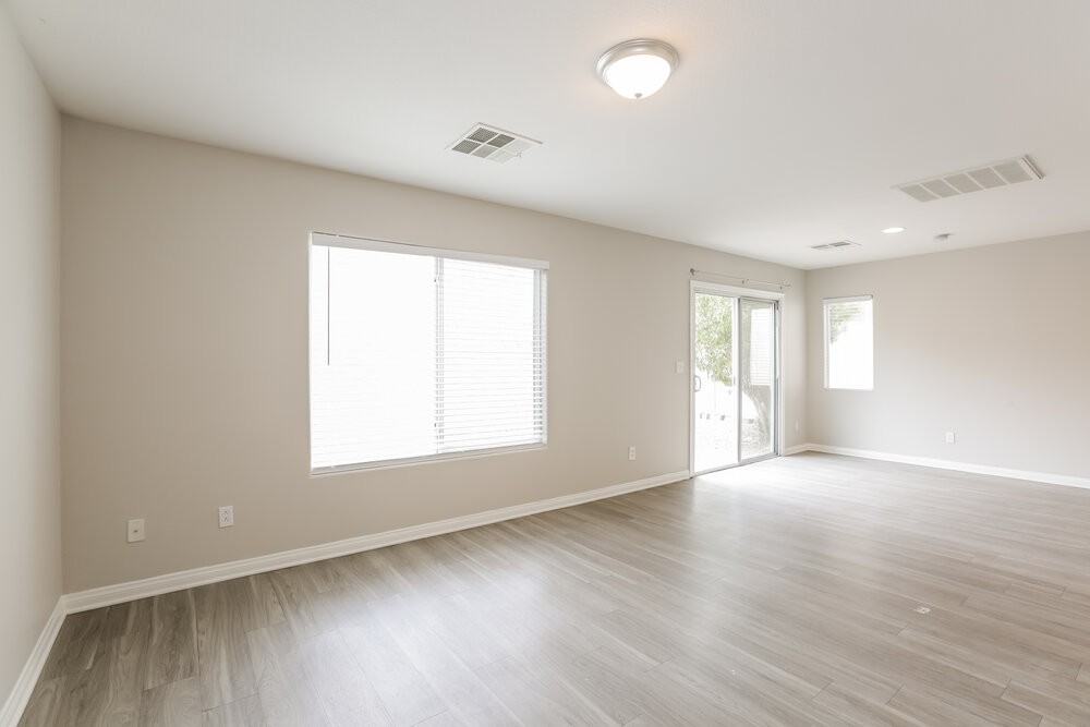 9469 Diamond Bridge Ave - Photo 4 of 17