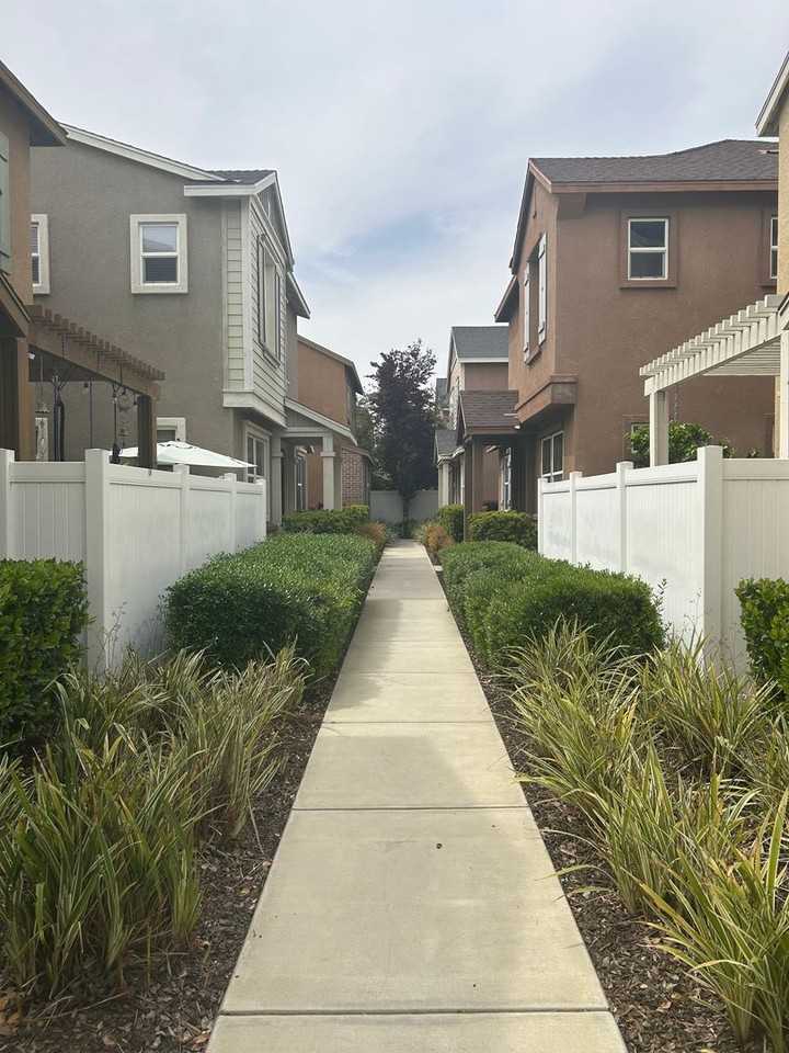 1925 Holt Rinehart Ave - Photo 3 of 26