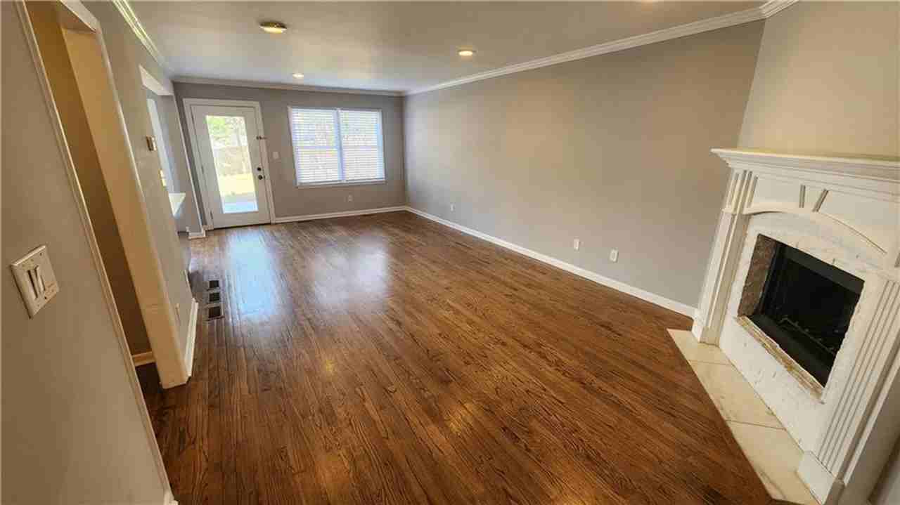 1180 Vickers St Se - Photo 3 of 26