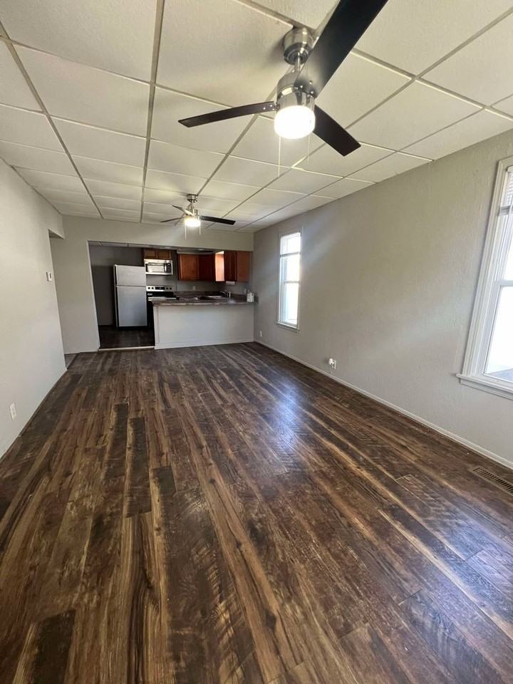 1207 W 7th St - Photo 2 of 16