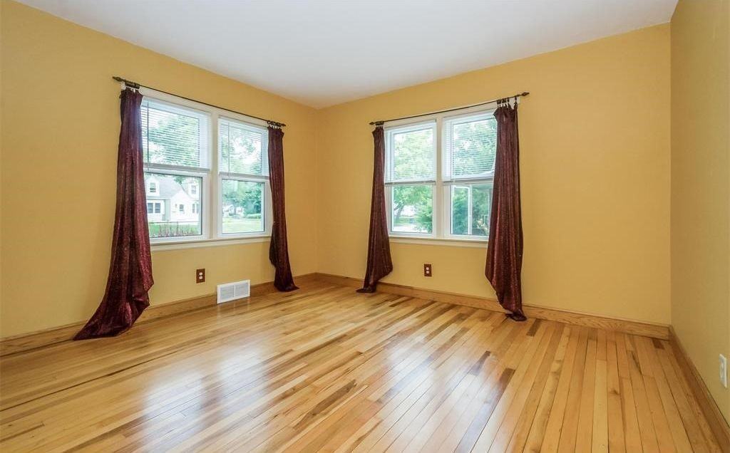 2429 Franklin Ave Ne - Photo 5 of 28