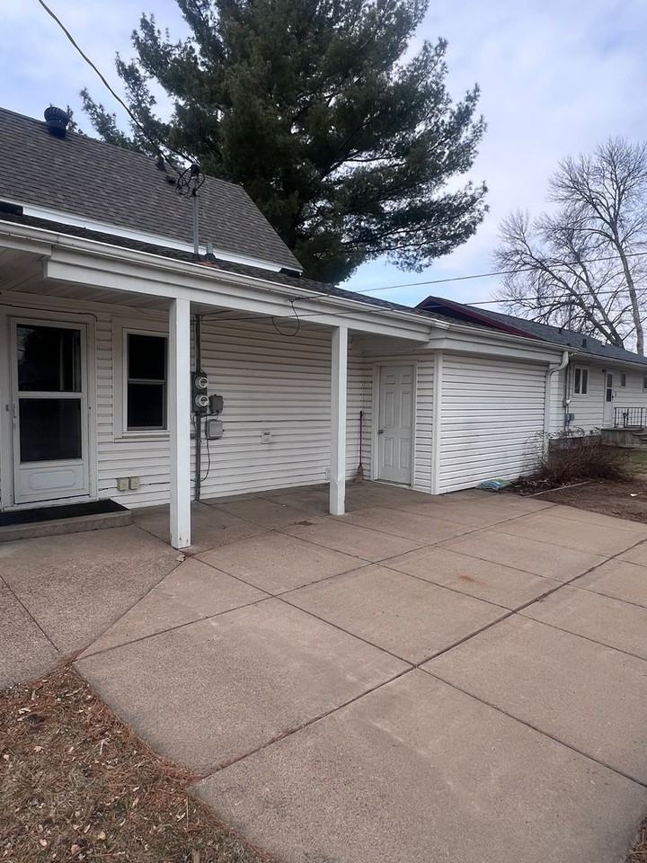 2120 Broadway St S - Photo 3 of 15