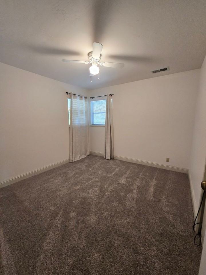 3189 Flora St - Photo 4 of 12