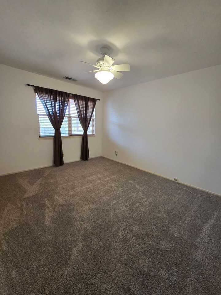 3189 Flora St - Photo 6 of 12