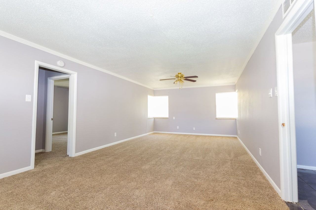 1632 Ne 46th St - Photo 2 of 17