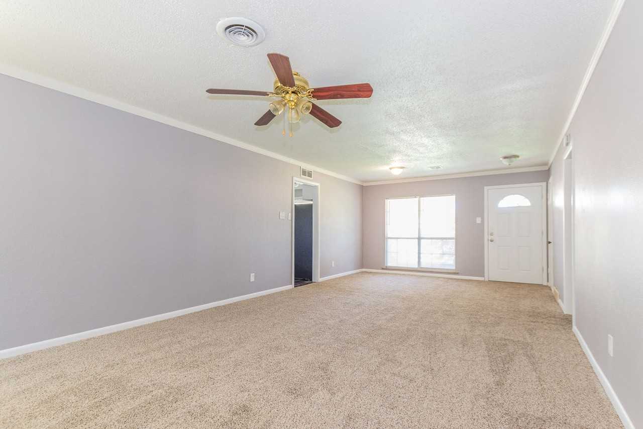 1632 Ne 46th St - Photo 3 of 17