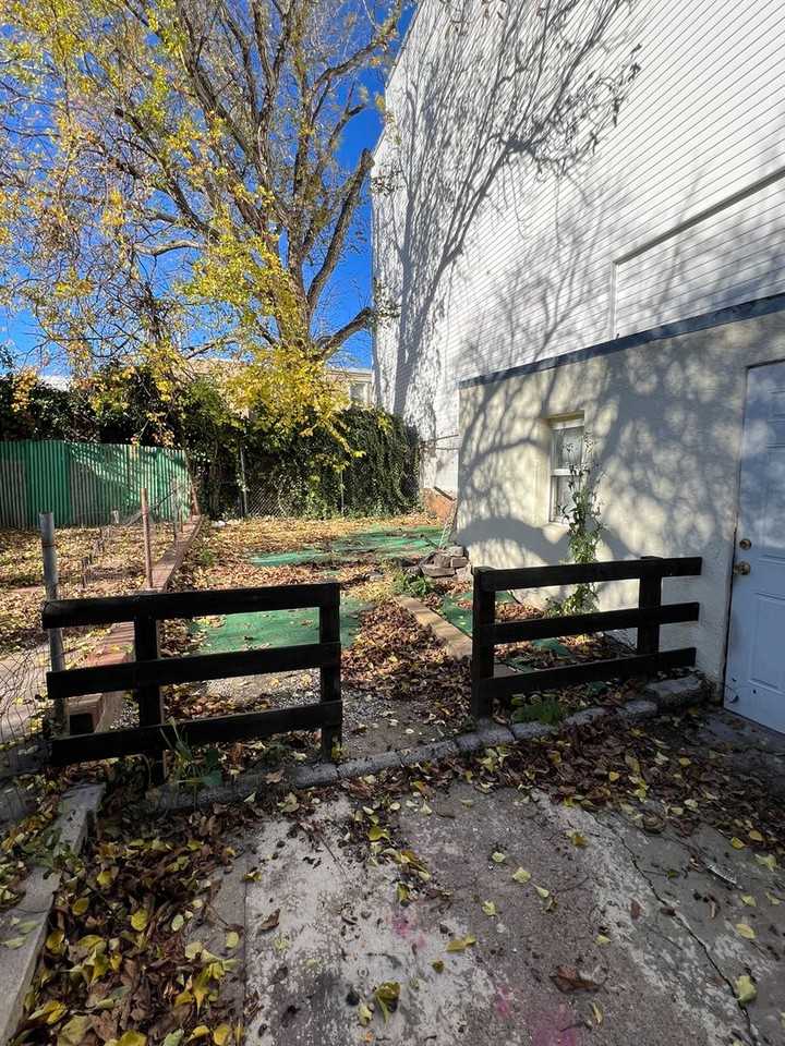 3056 Richmond St - Photo 4 of 20