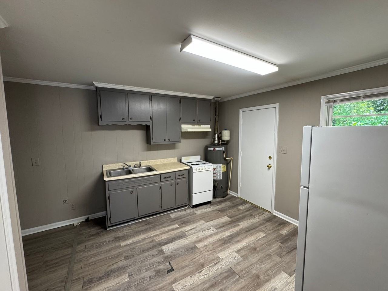 1210 Dewey St - Photo 4 of 10