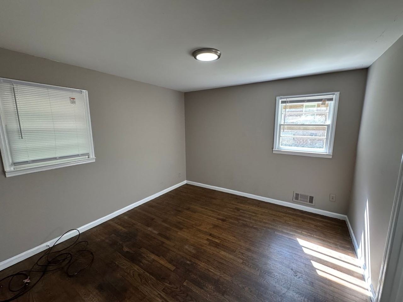 1210 Dewey St - Photo 6 of 10