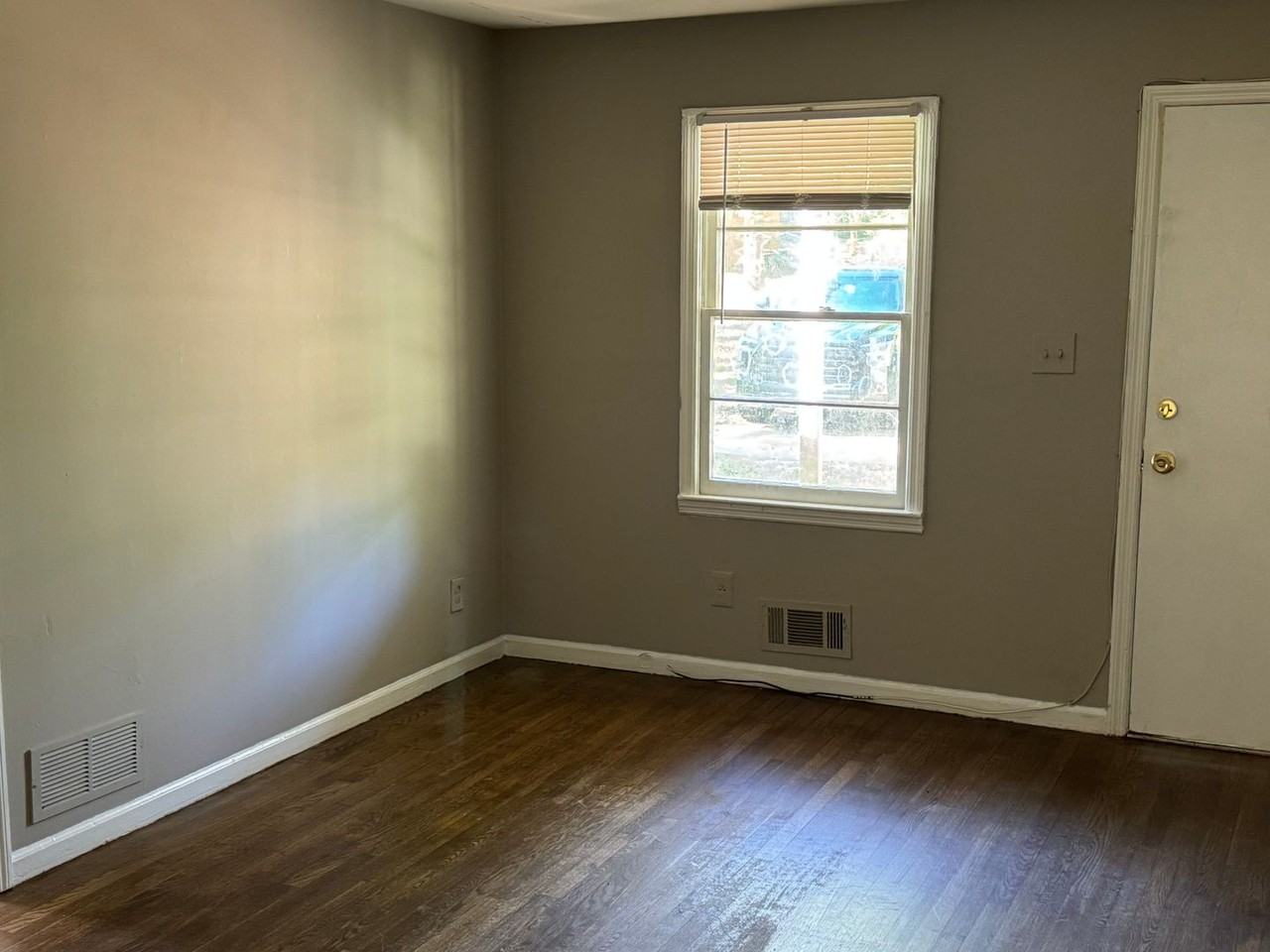 1210 Dewey St - Photo 7 of 10