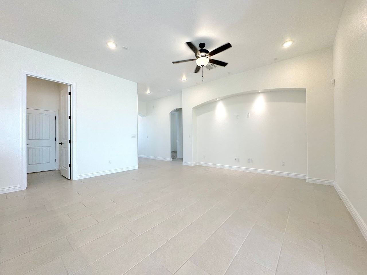 13059 Cleethorpes Street - Photo 4 of 29