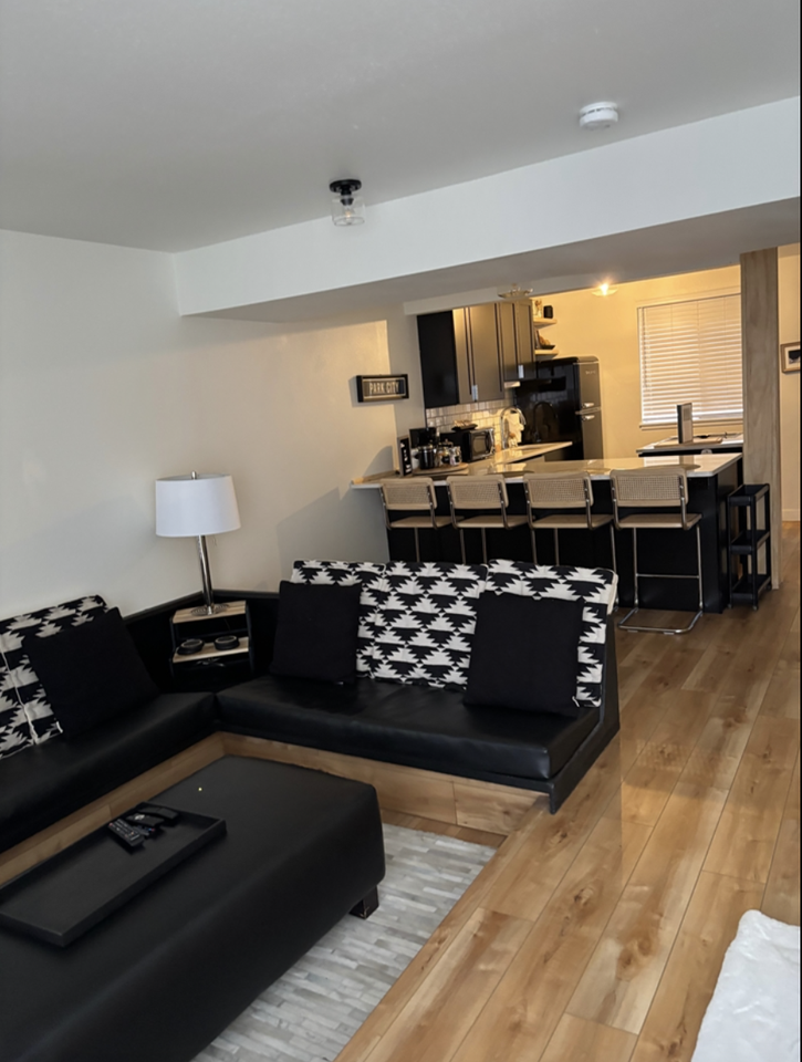 470 Woodside Ave #5 - Photo 3 of 17