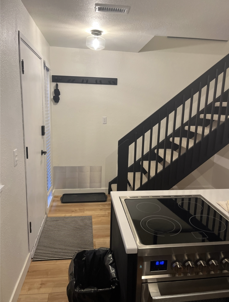 470 Woodside Ave #5 - Photo 6 of 17