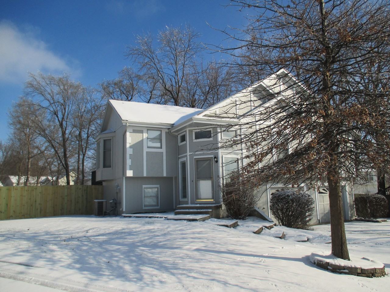 701 York Dr - Photo 3 of 23
