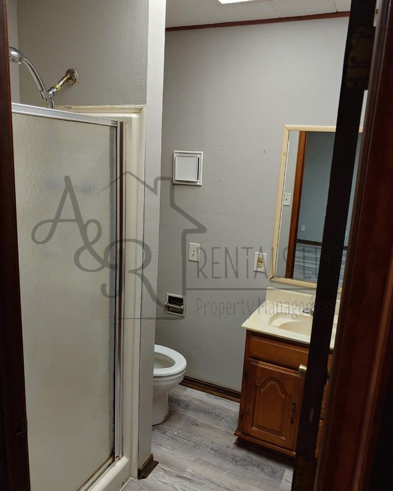 308 E 7th - Photo 4 of 13