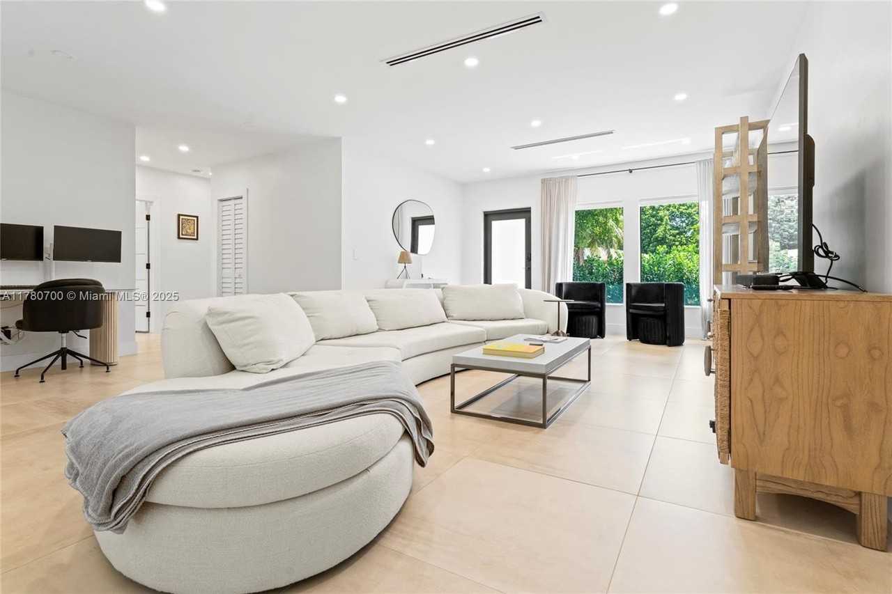 281 Ne 48th Ter - Photo 2 of 36