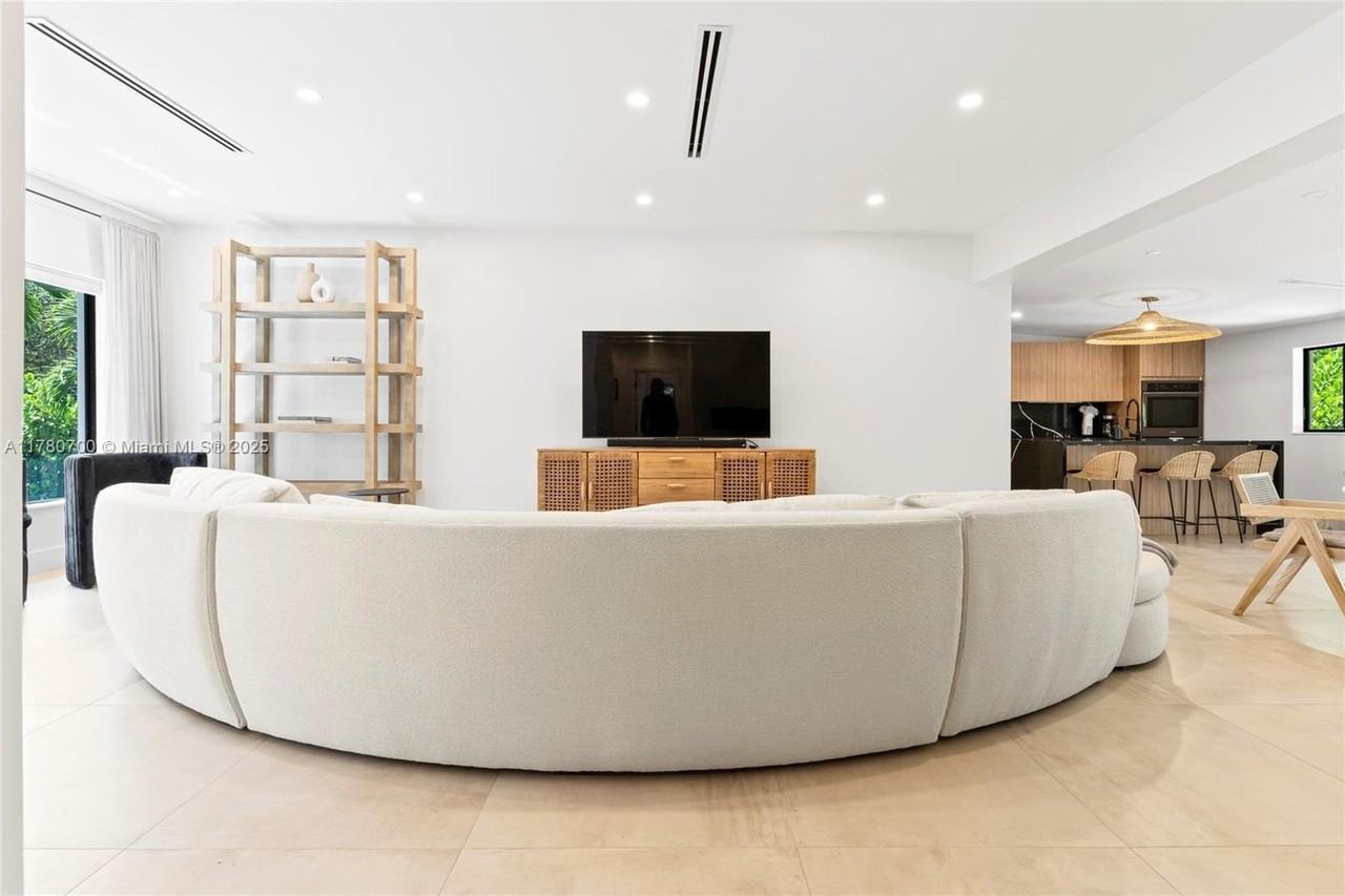 281 Ne 48th Ter - Photo 3 of 36