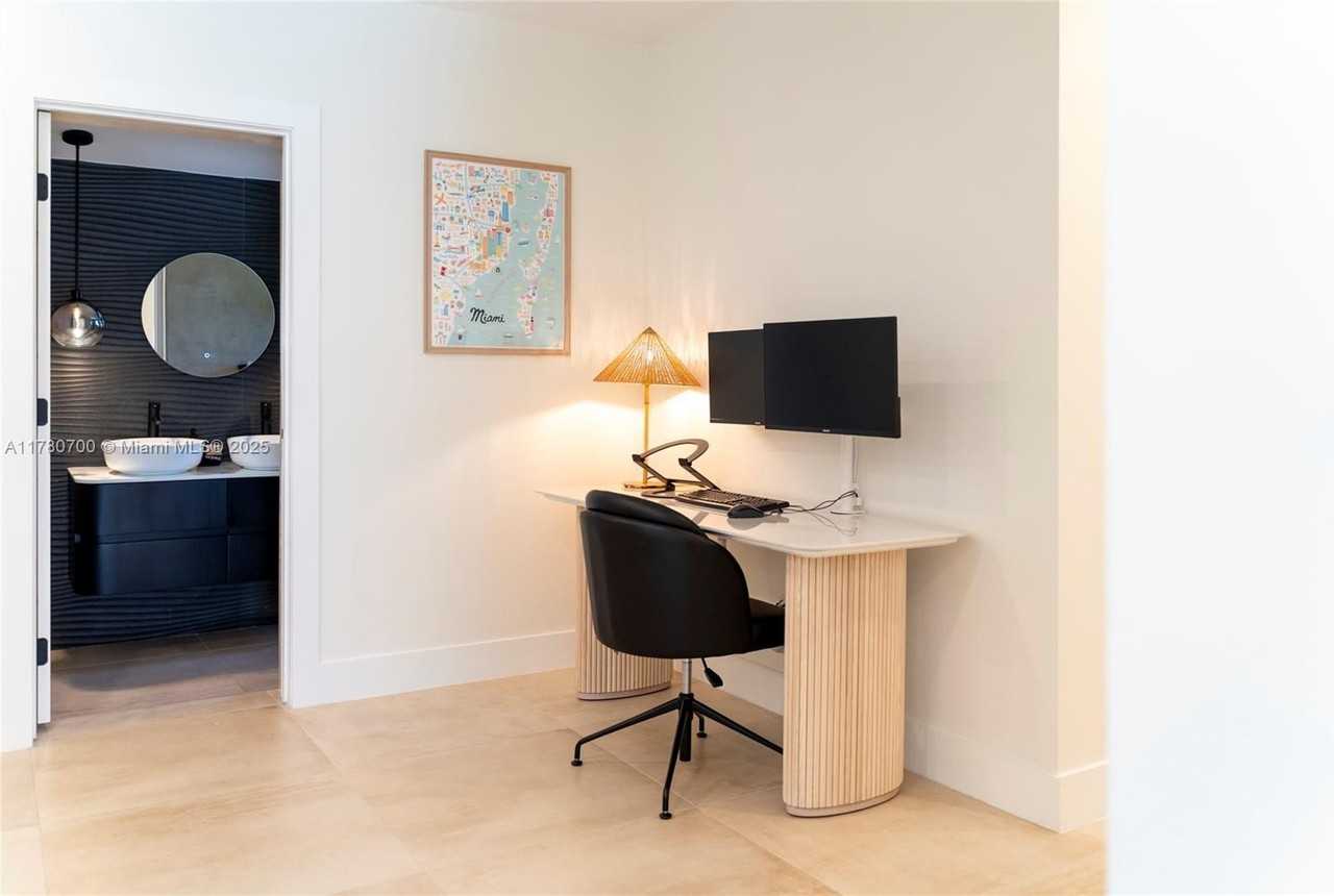 281 Ne 48th Ter - Photo 5 of 36