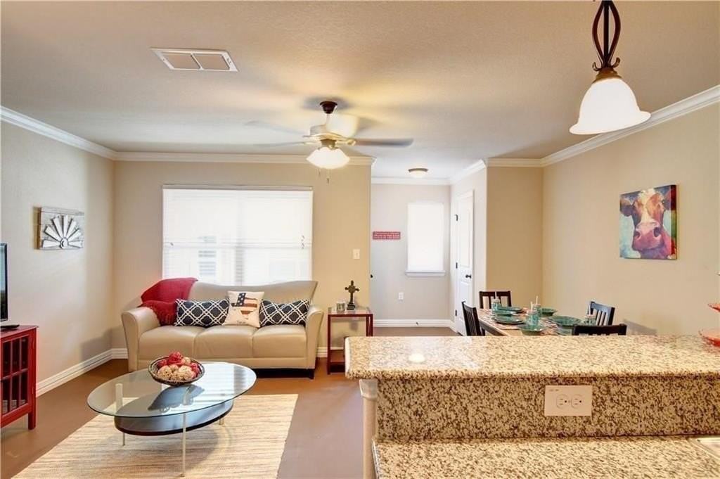 701 S Lillian St - Photo 4 of 24