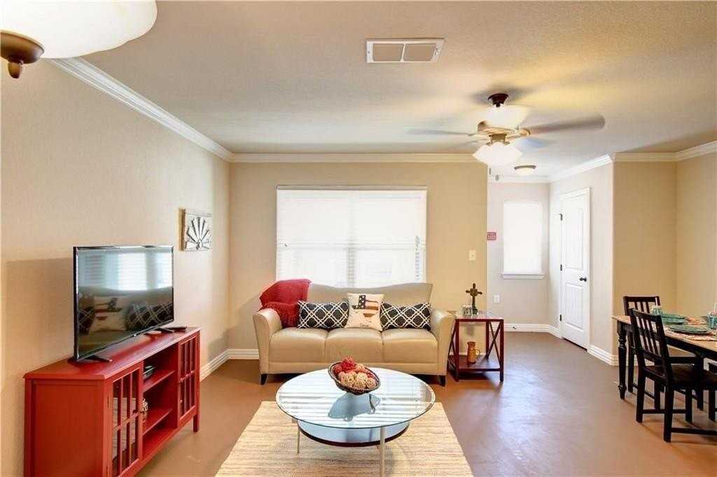 701 S Lillian St - Photo 5 of 24