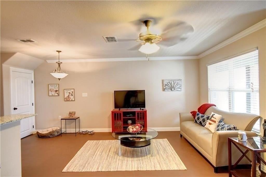 701 S Lillian St - Photo 6 of 24