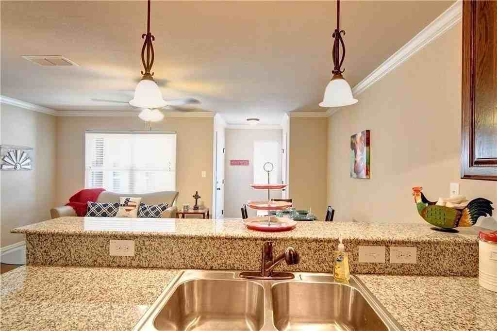 701 S Lillian St - Photo 3 of 24