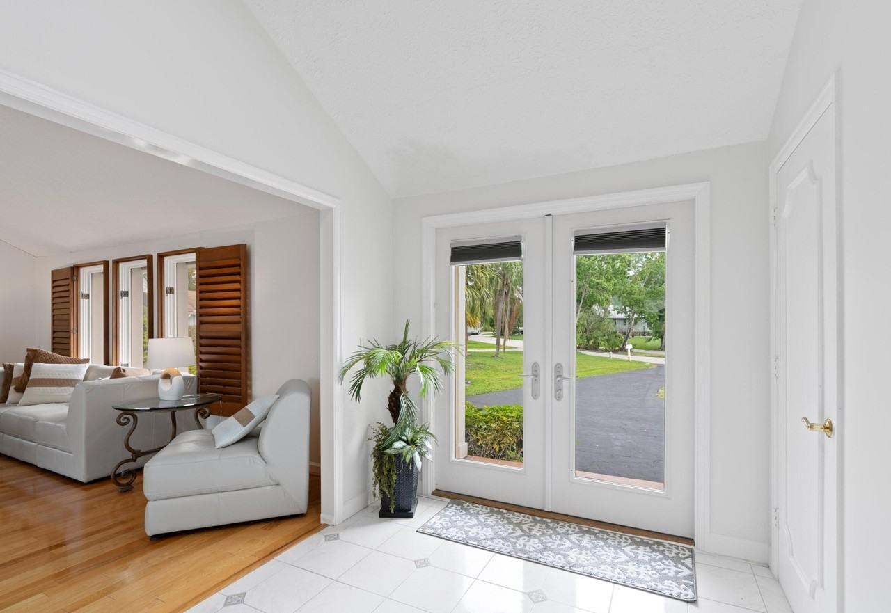 2626 Southeast Erickson Drive - Photo 4 of 48