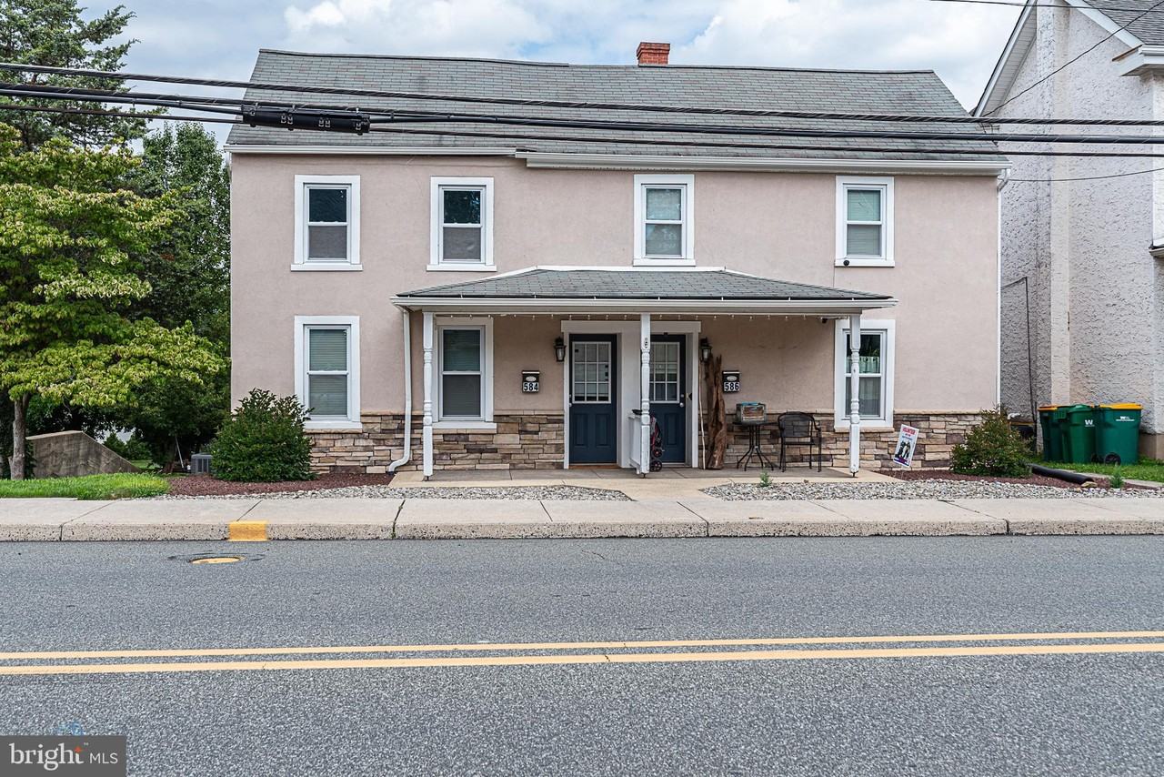 586 Main St - Photo 2 of 4