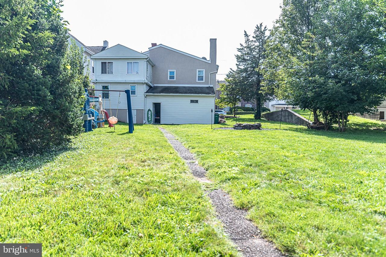 586 Main St - Photo 3 of 4