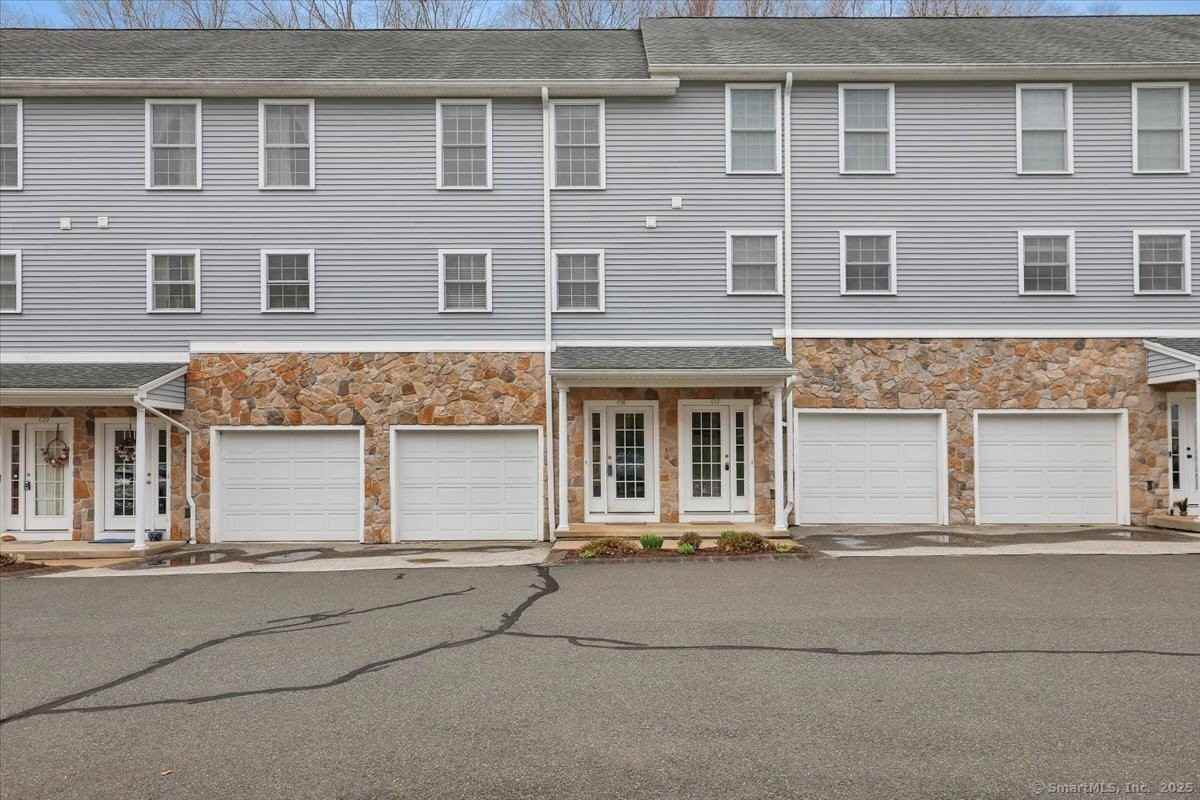 28 Armstrong Rd Apt C18 - Photo 4 of 26