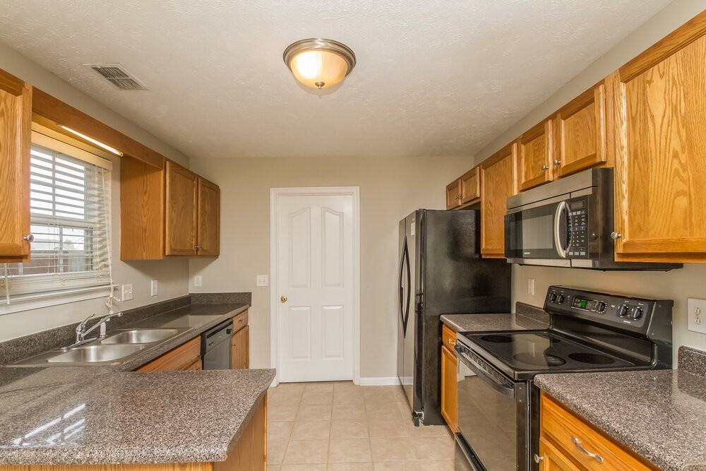 1445 Saint Andrews Dr - Photo 5 of 15