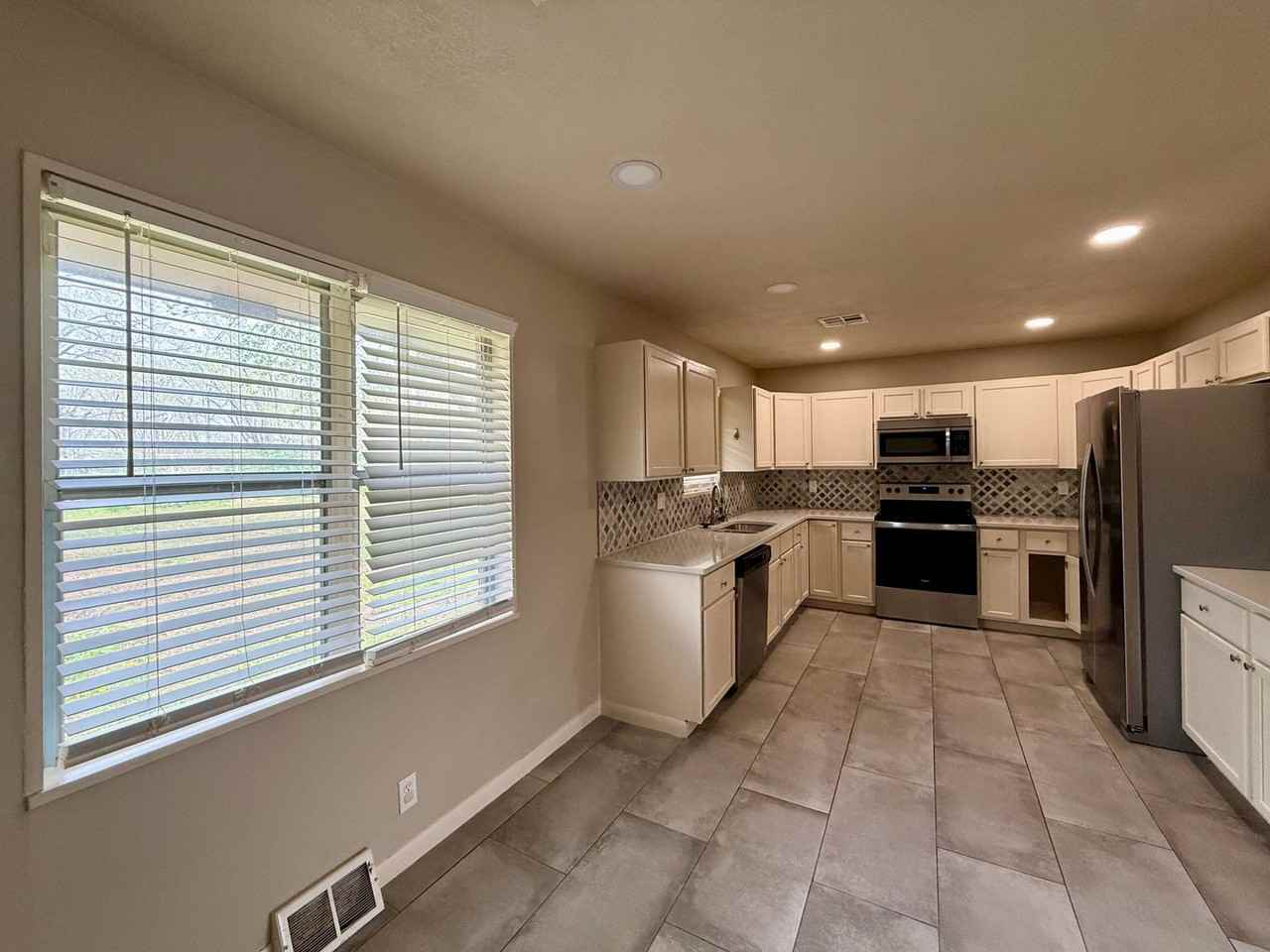 5762 N Armstrong St - Photo 4 of 26