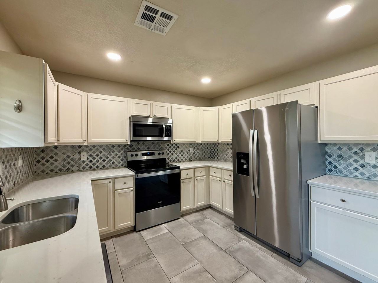 5762 N Armstrong St - Photo 6 of 26