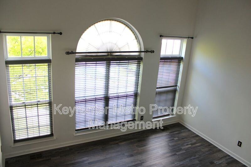 1005 Treeland Way - Photo 7 of 44