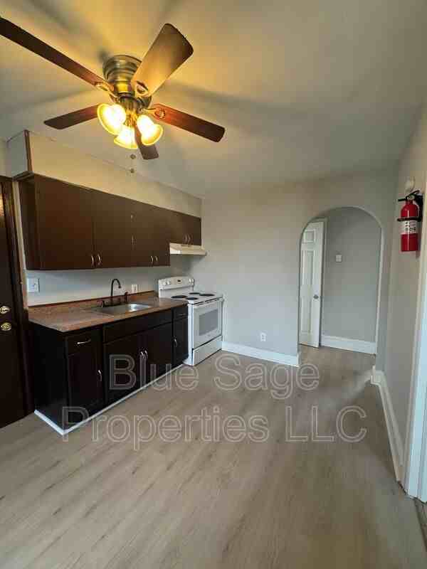 621 W 7th St #4 - Photo 3 of 18