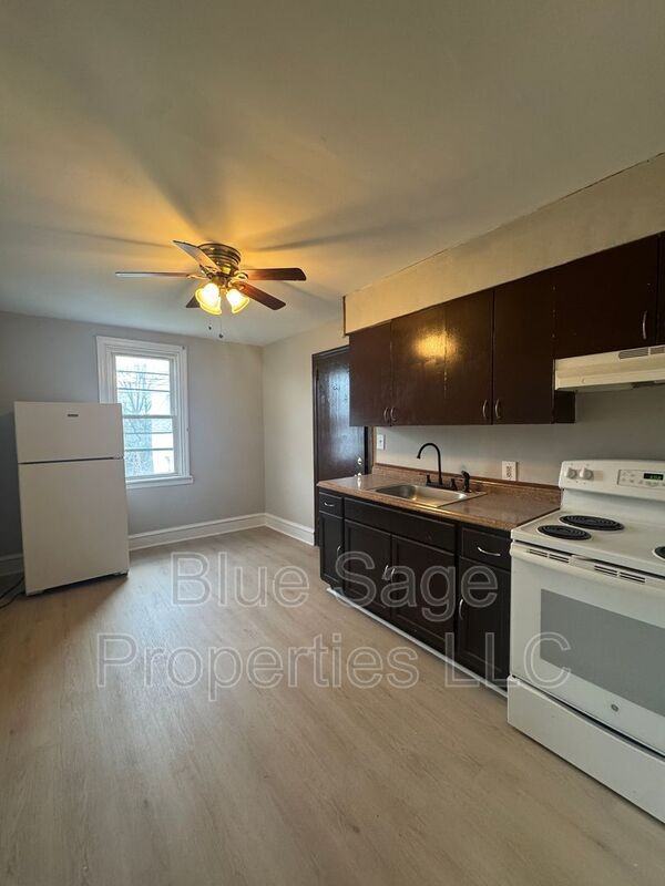 621 W 7th St #4 - Photo 4 of 18