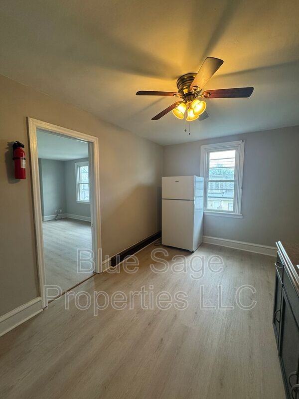 621 W 7th St #4 - Photo 5 of 18