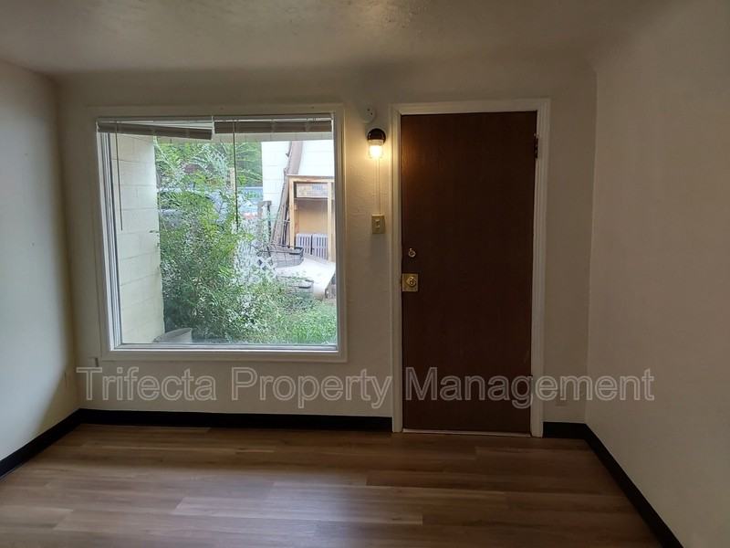 103 1/2 E Stuart St - Photo 2 of 8