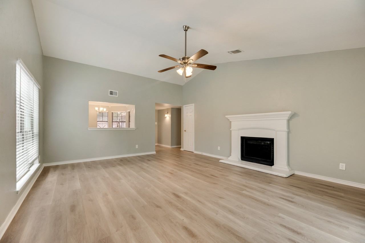 2411 Busch Dr - Photo 3 of 15