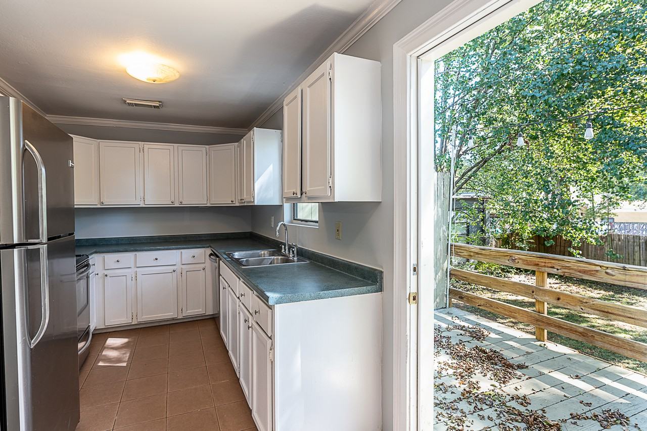 568 Stokeswood Ave Se - Photo 3 of 24